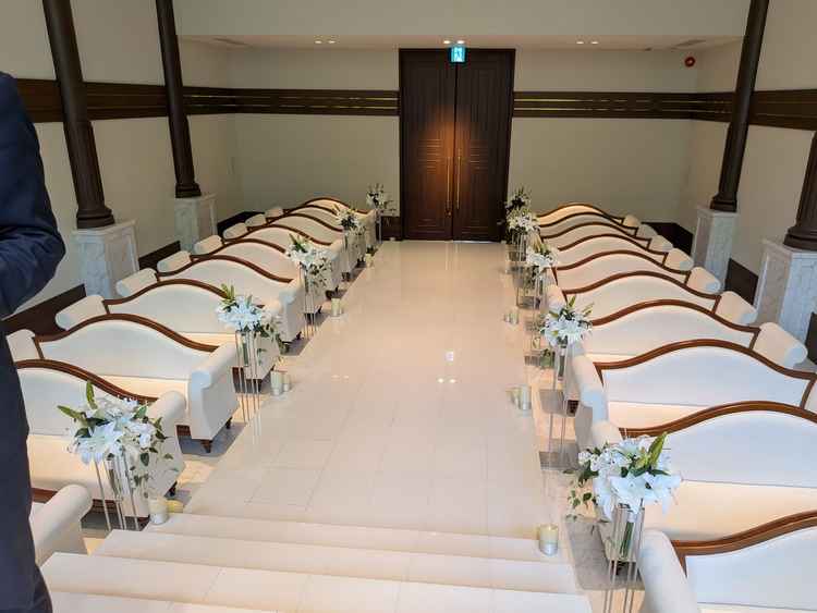 挙式会場は珍しいランウェイ型で、ゲストの方から姿を見てもらいやすいようになってます。