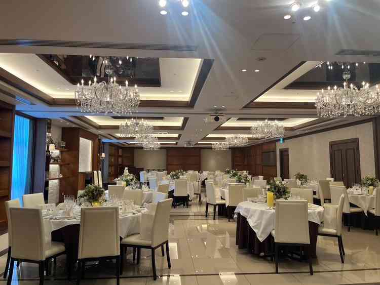 8階の披露宴会場で、奥にはキッチンが見える。ウッディで洗練された雰囲気。