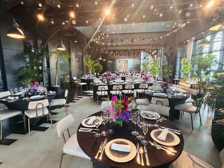 披露宴会場【Loft】。天井から自然光も入るため、ブラックベースの内装でも暗い印象はありません。