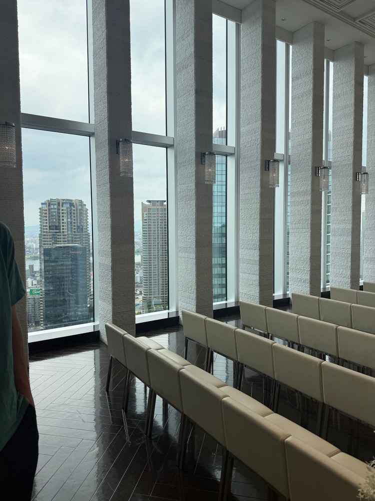 参列者横も見晴らしがいいです。グラングリーン大阪が見えました。