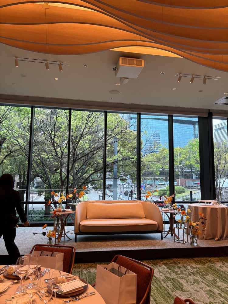 披露宴会場。メインのソファーです。