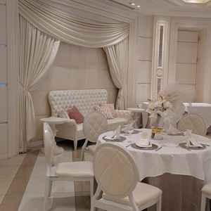 披露宴会場は2会場から選べる。メインテーブルの他、会場後ろ側にソファーがある。