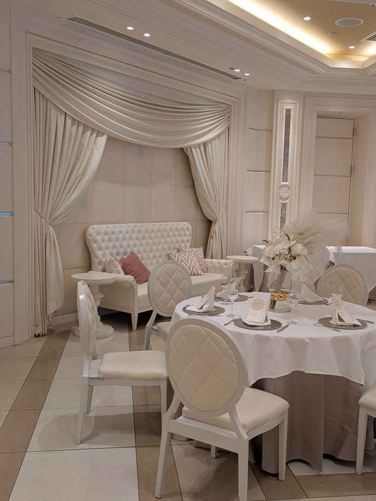 披露宴会場は2会場から選べる。メインテーブルの他、会場後ろ側にソファーがある。