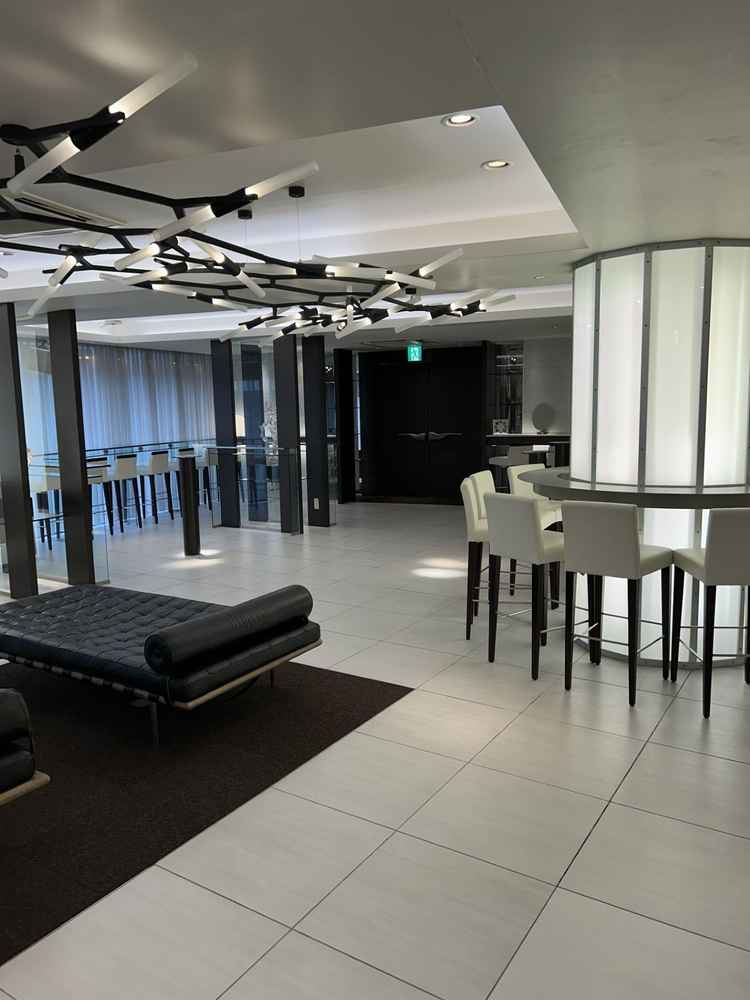 ザ・チェルシーハウス内のウェイティングルーム。白と黒を基調とした内装はモダンながらも洗礼された印象。