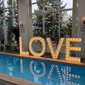 披露宴会場のプール写真。写真映え間違いなしの素敵な空間です。