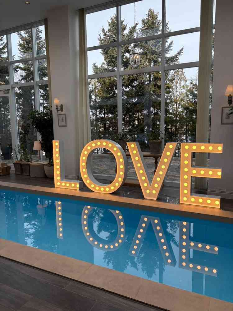 披露宴会場のプール写真。写真映え間違いなしの素敵な空間です。