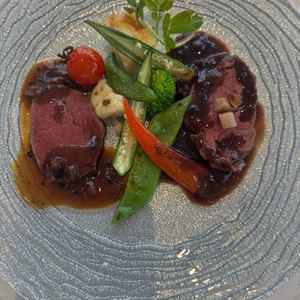 メイン料理のお肉。シェフのこだわりがつまった普段食べられないような豪華な料理でゲストも喜んでくれる。
