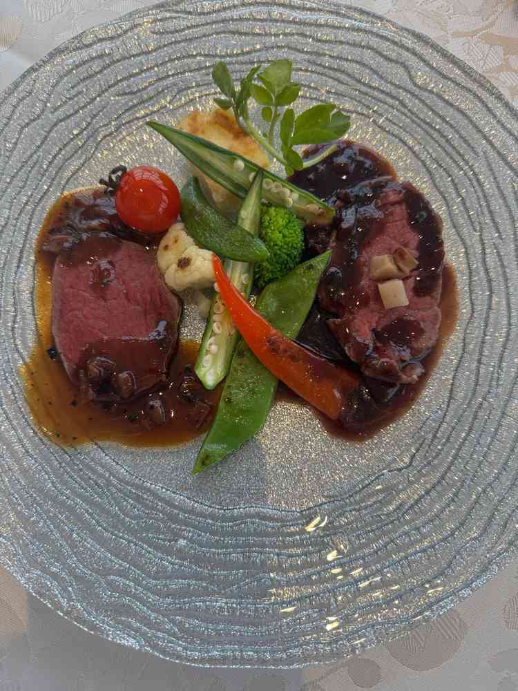 メイン料理のお肉。シェフのこだわりがつまった普段食べられないような豪華な料理でゲストも喜んでくれる。