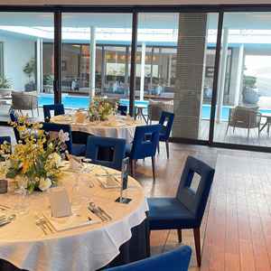 最後に行った披露宴会場。プールもあり、外は全面海が見えてとても綺麗。