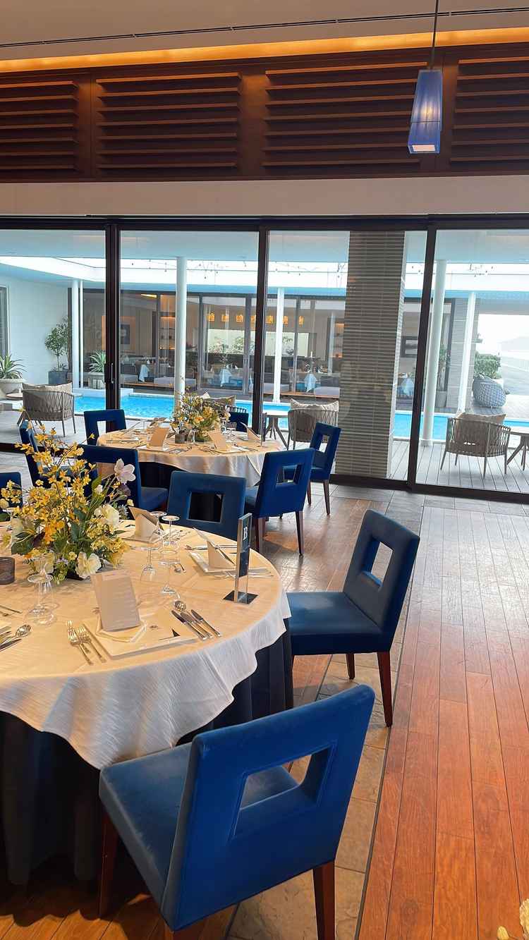 最後に行った披露宴会場。プールもあり、外は全面海が見えてとても綺麗。