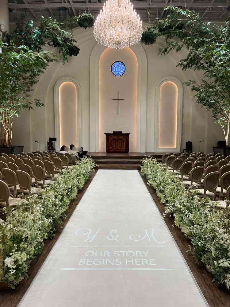 白基調のチャペル、天井がとても高く写真で見るより素敵な印象。シャンデリアも綺麗でシンプルな雰囲気。