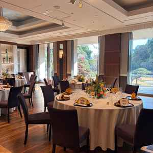 披露宴会場アザレア。フローリングでおしゃれなレストランのような雰囲気。