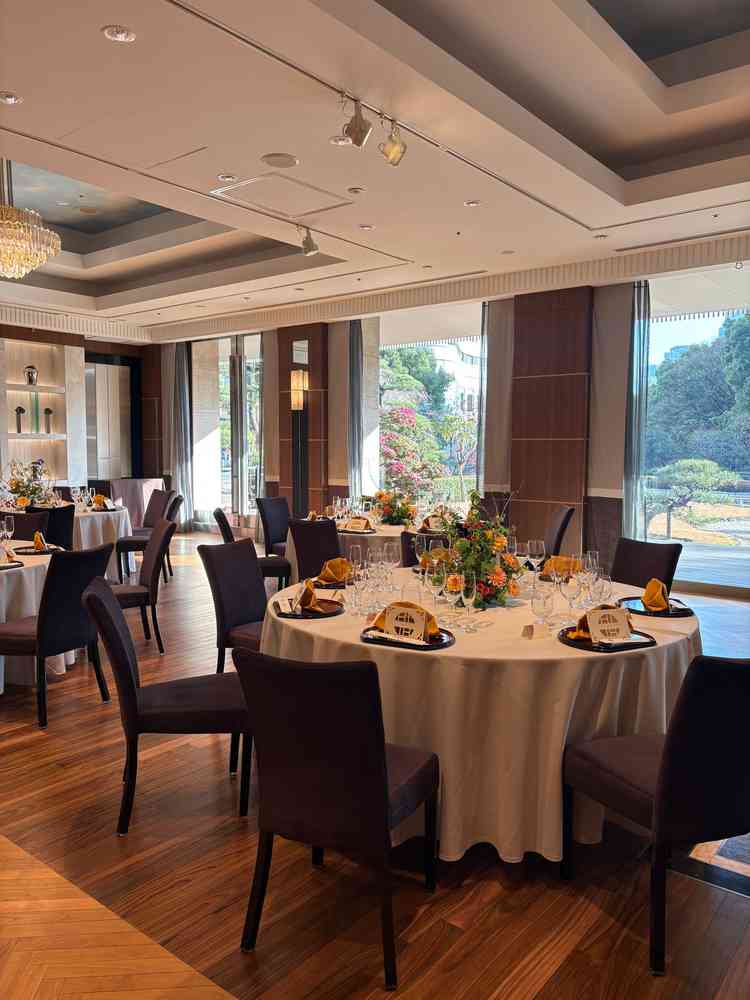 披露宴会場アザレア。フローリングでおしゃれなレストランのような雰囲気。