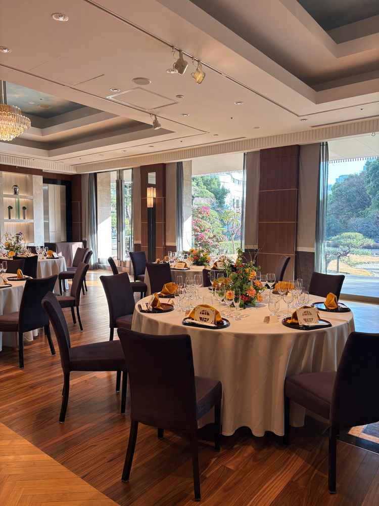 披露宴会場アザレア。フローリングでおしゃれなレストランのような雰囲気。