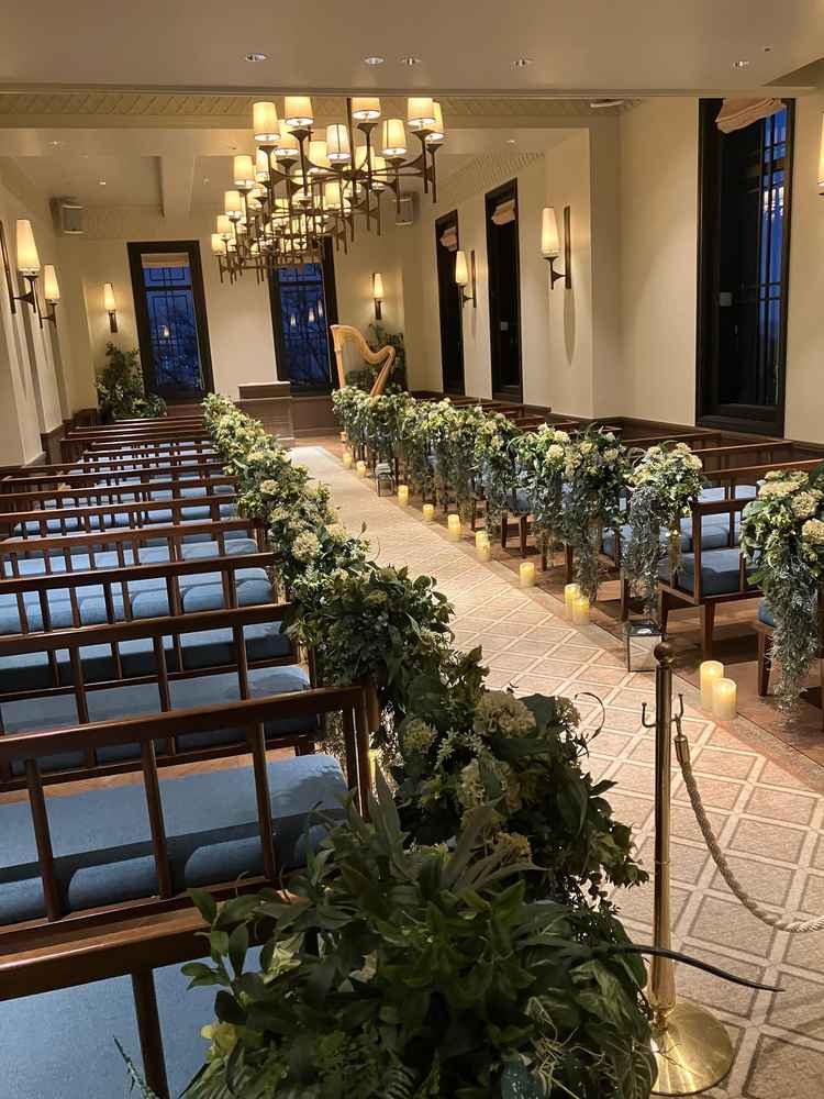 挙式。緑が映えてナチュラルな雰囲気、バージンロードも長く、素敵な会場。