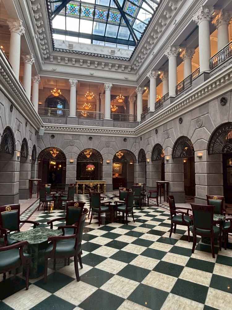 ウェルカムスペースの写真。ヨーロッパらしい雰囲気があって友人たちが楽しく待つことができそうです。