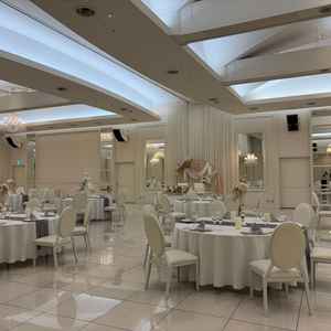 白を基調とした披露宴会場。可愛さが詰まっていて惹かれた。