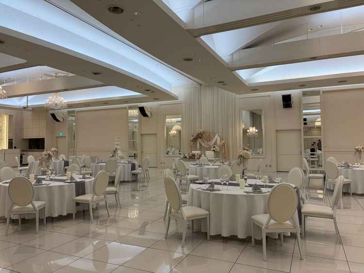 白を基調とした披露宴会場。可愛さが詰まっていて惹かれた。