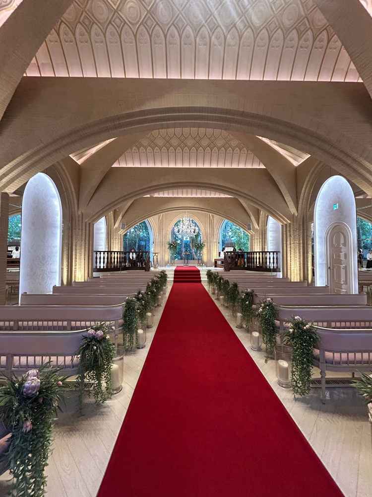 チャペルの内観。階段上まで敷かれたレッドカーペットがウェディングを引き立てる。
