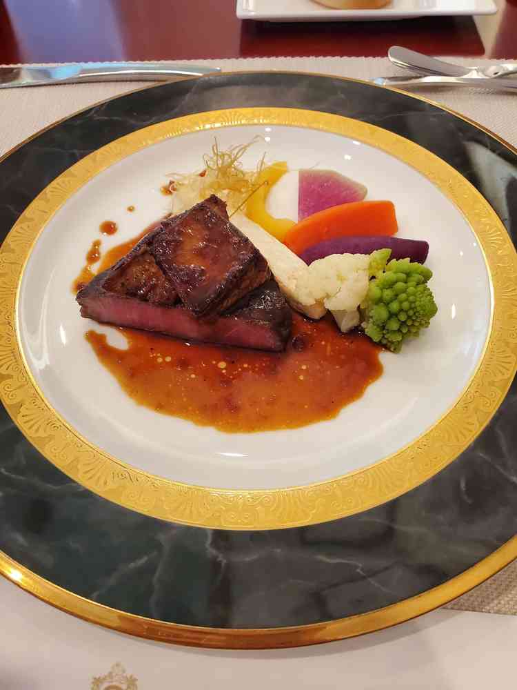 メインのお肉はとても柔らかく食事だけでも利用したくなるくらい美味しかったです。