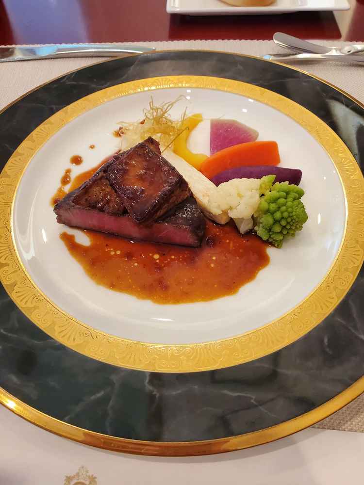 メインのお肉はとても柔らかく食事だけでも利用したくなるくらい美味しかったです。