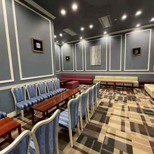 親族控室の写真。天高も高く奥行きもあるので、大人数でも広々使えそうでした。