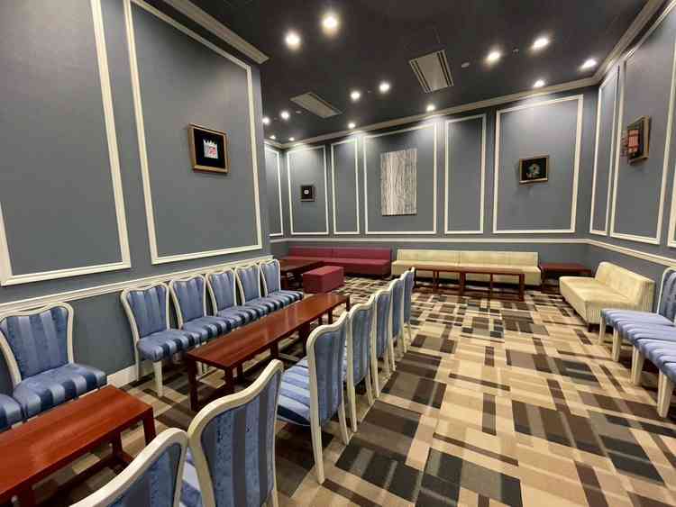 親族控室の写真。天高も高く奥行きもあるので、大人数でも広々使えそうでした。