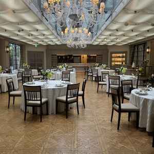 披露宴会場。白を基調とした上品な雰囲気で、明るく華やかな披露宴が想像できました。