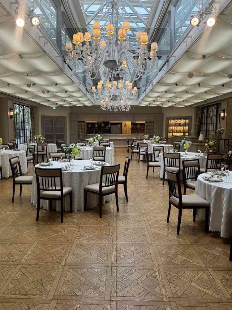 披露宴会場。白を基調とした上品な雰囲気で、明るく華やかな披露宴が想像できました。