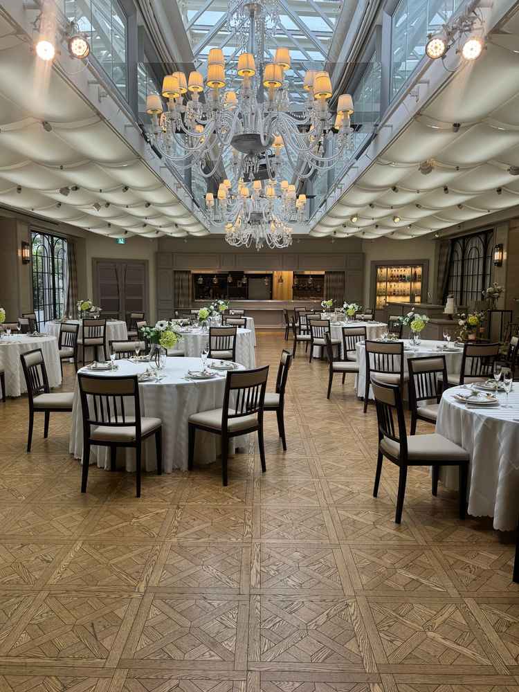 披露宴会場。白を基調とした上品な雰囲気で、明るく華やかな披露宴が想像できました。