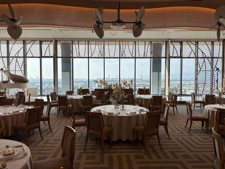 砂浜をモチーフにした披露宴会場。窓からはテーマパークも見渡すことができました。