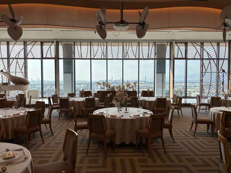 砂浜をモチーフにした披露宴会場。窓からはテーマパークも見渡すことができました。