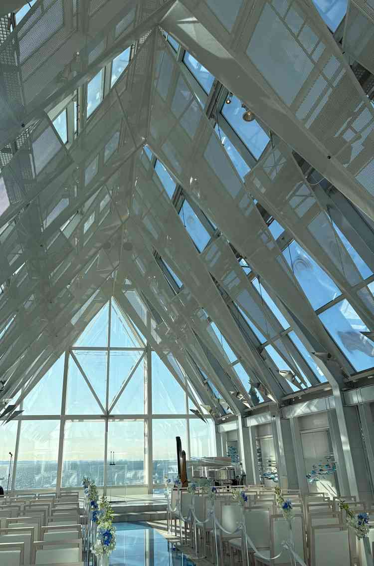 クリスタルチャペルの内装。何も遮るものがなく海が綺麗に見ることができて、開放感が満点だった。