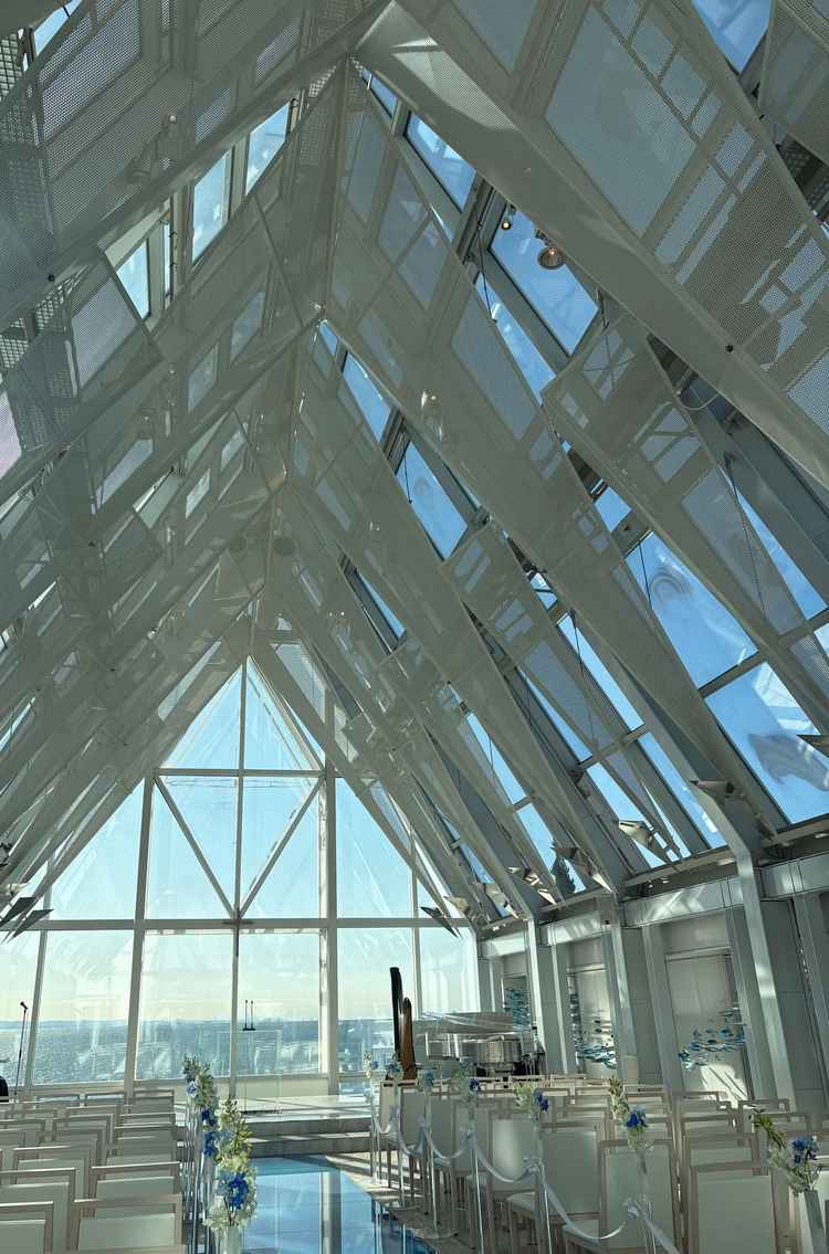 クリスタルチャペルの内装。何も遮るものがなく海が綺麗に見ることができて、開放感が満点だった。