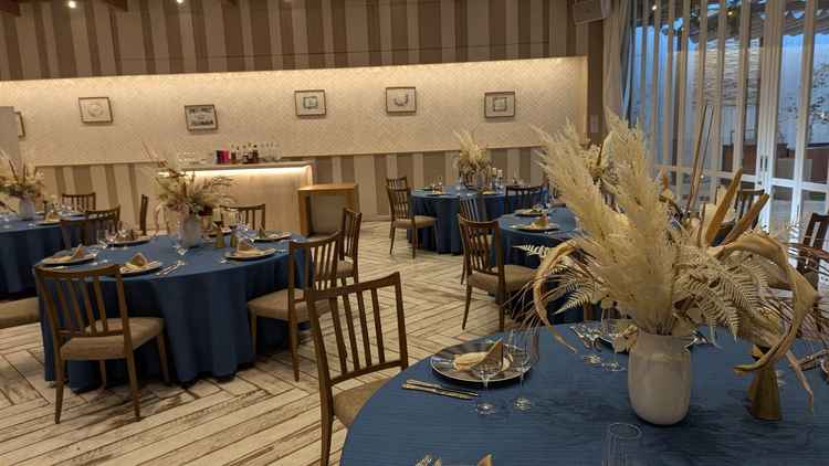 披露宴会場も華美すぎず、ゲストにゆったりと過ごしてもらえそうだと思いました。