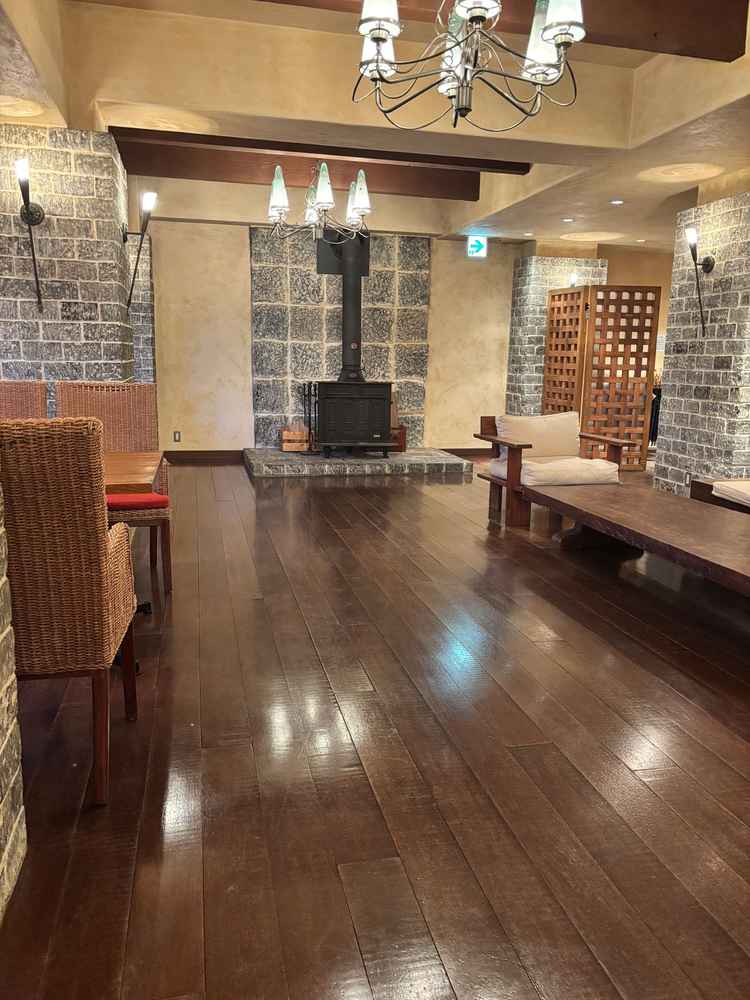 フロアにある暖炉。ここから見る外の景色とフロアにある暖炉がどこか落ち着く雰囲気で素敵でした