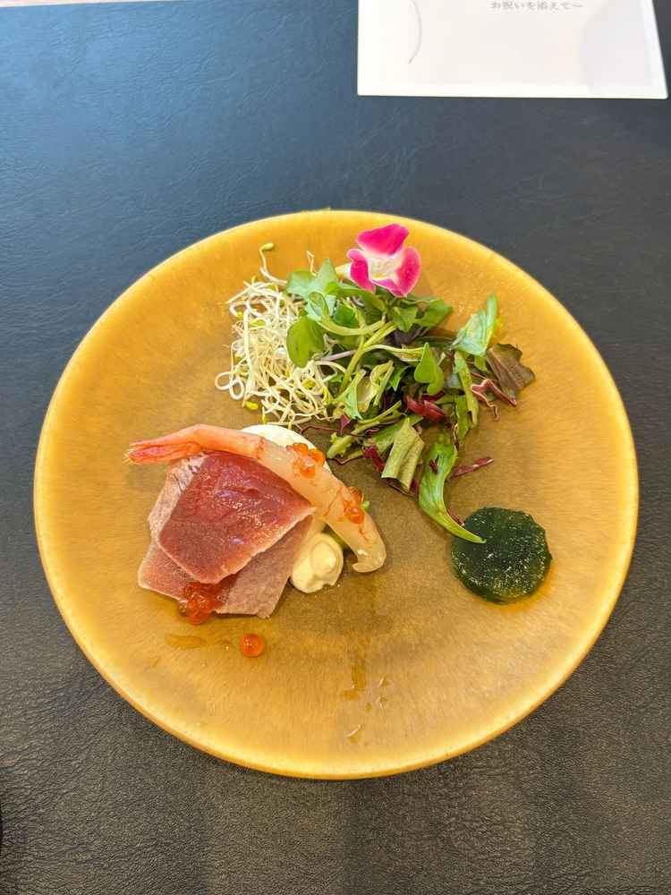 コース1品目の｢融合SUSHI｣の一部を頂きました。