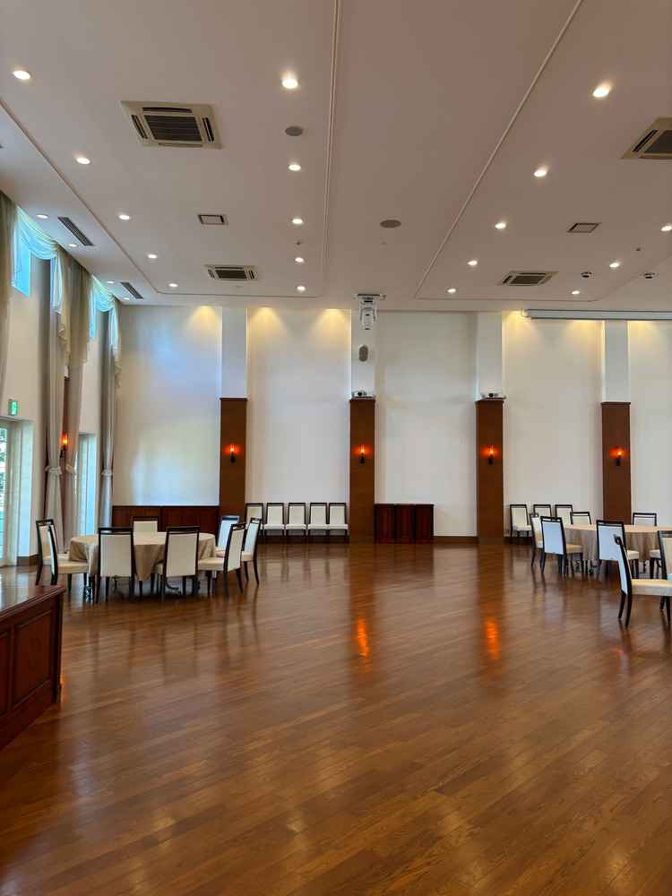 披露宴会場。かなり広く、2階からの入場も可能。
