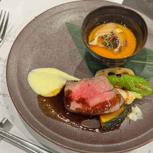 メインの試食。ウニ・フカヒレを使った一品や、お肉も脂の乗った部位で大変美味しく、感動しました！
