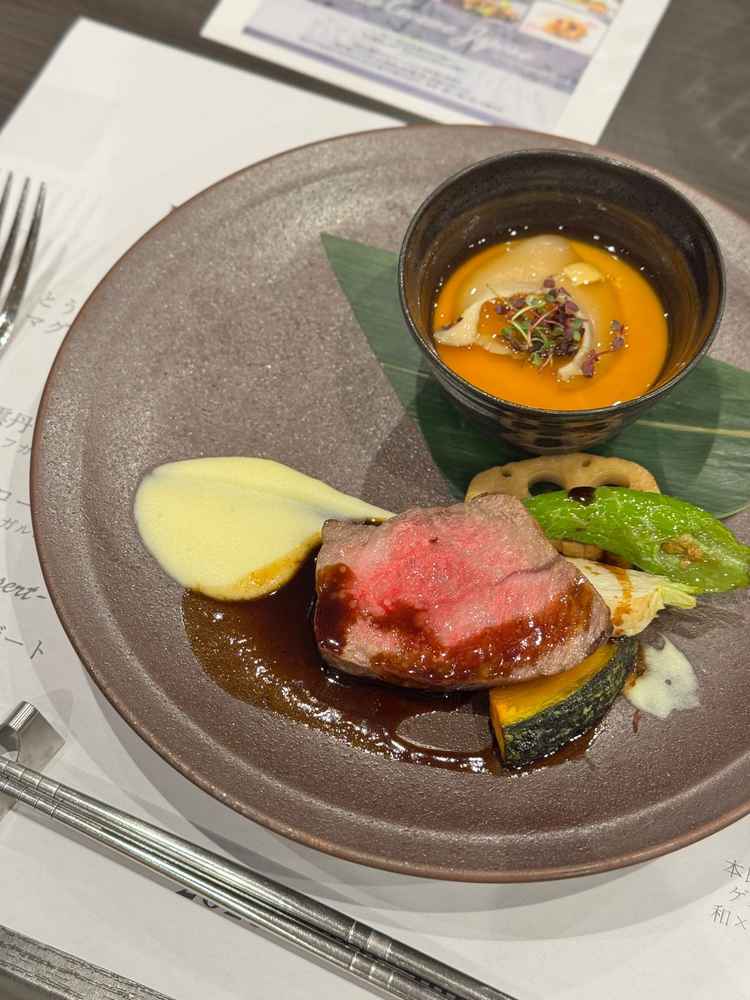 メインの試食。ウニ・フカヒレを使った一品や、お肉も脂の乗った部位で大変美味しく、感動しました！