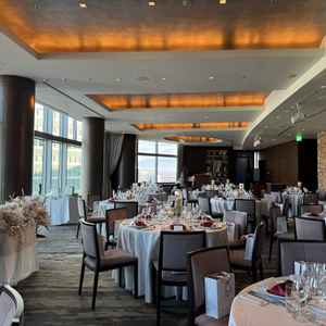 披露宴会場は2つあるようでしたが、横幅が違うだけでほぼ同じでした。