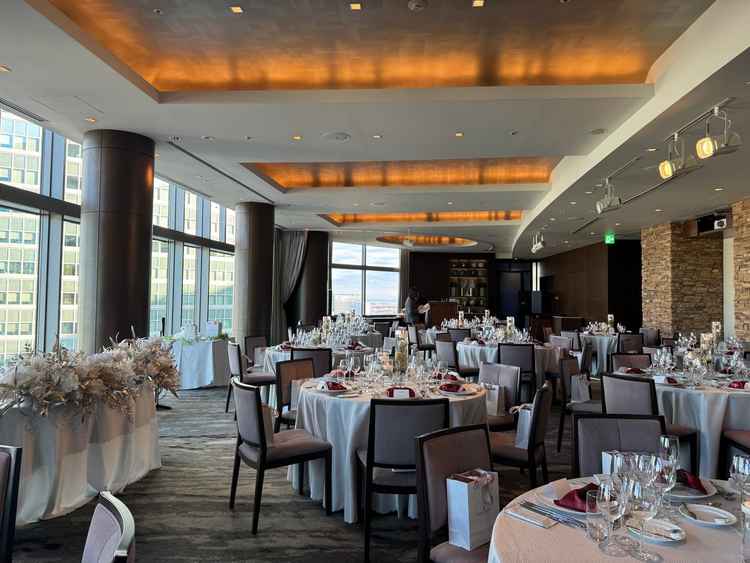 披露宴会場は2つあるようでしたが、横幅が違うだけでほぼ同じでした。