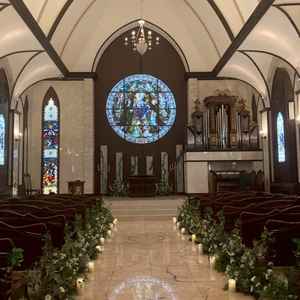 挙式の大聖堂の写真です。挙式会場が非常に広く、ステンドグラスが綺麗でした。