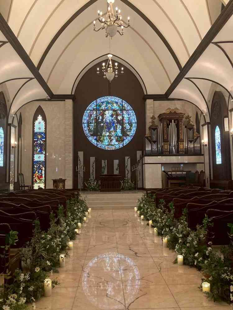 挙式の大聖堂の写真です。挙式会場が非常に広く、ステンドグラスが綺麗でした。