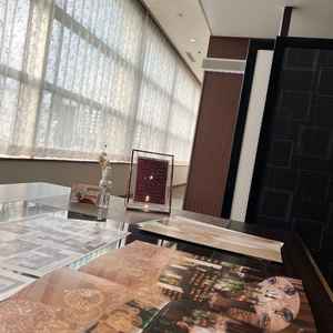 打ち合わせデスクの雰囲気