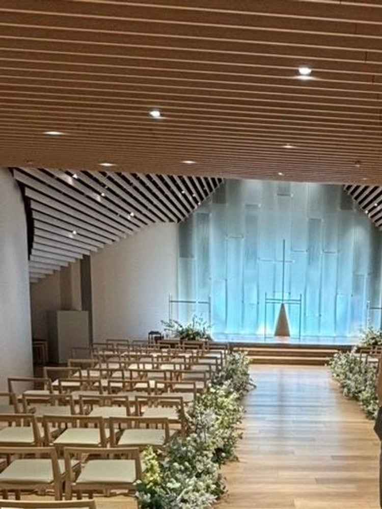 とっても素敵な挙式会場です。センター後ろからの光は自然光になっていて、とても素敵でした。