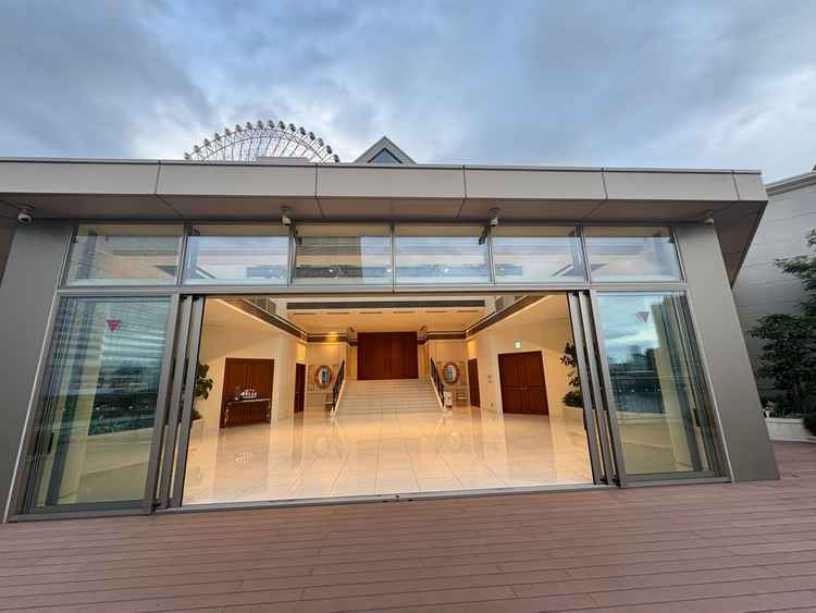 挙式会場から出たスペースはフラワーシャワーがお天気悪くてもできる。みなとみらいの景色も見れて大満足。