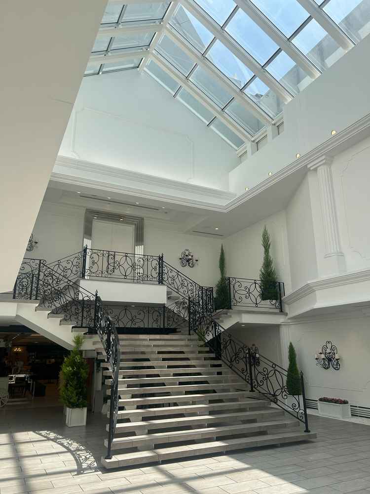 式を挙げた後の、ブーケトスなどをする場所。