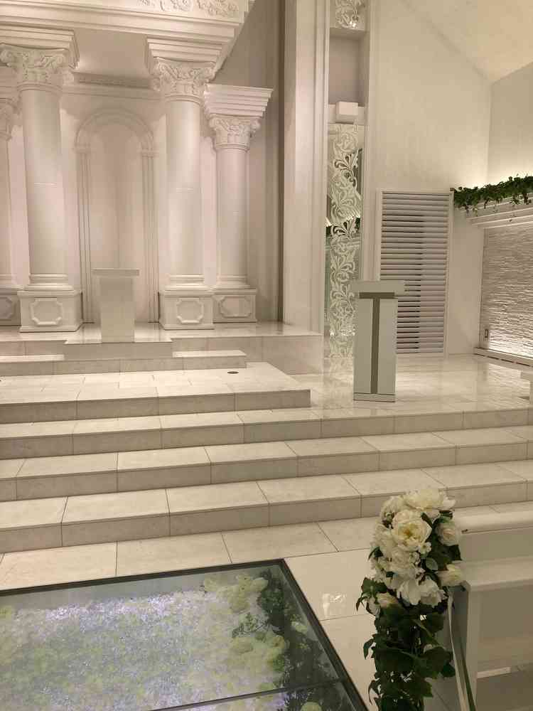 牧師さんが立たれる方向です。白を基調としていて、明るい印象が素敵です。