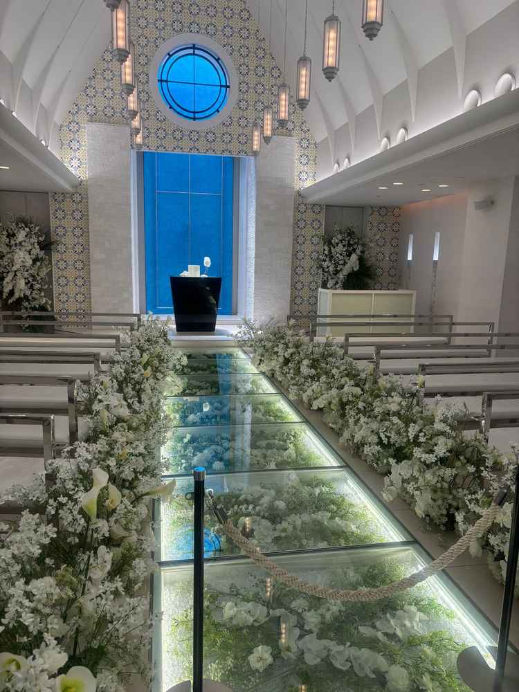 挙式場です。ガラス張りで全体が白基調で綺麗でした。